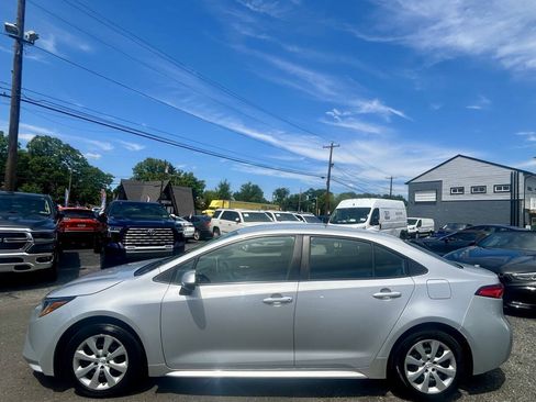 Used 2021 Toyota Corolla LE FWD image 2