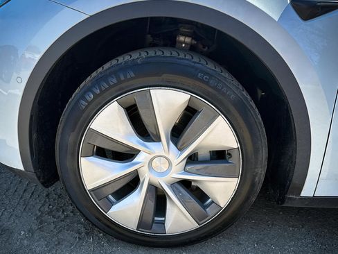 Used 2020 Tesla Model Y Long Range image 3