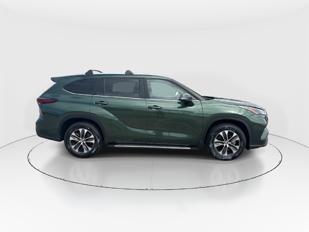 Used 2025 Toyota Highlander XLE FWD image 9