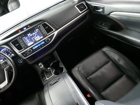 Used 2019 Toyota Highlander Limited Platinum image 11