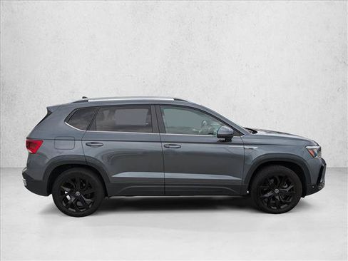 Used 2022 Volkswagen Taos SE w/ Panoramic Sunroof Package AWD/4WD image 4