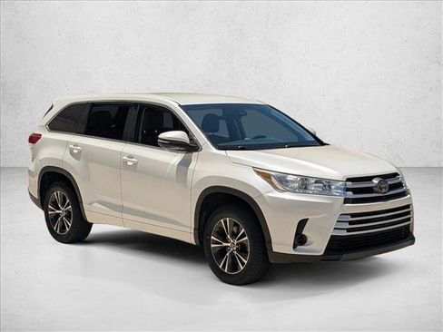 Used 2018 Toyota Highlander LE FWD image 3