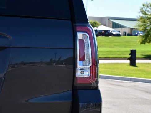 Used 2017 GMC Yukon SLT w/ Premium Edition AWD/4WD image 9