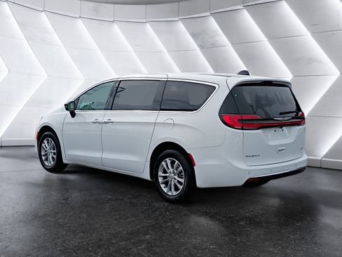New 2026 Chrysler Pacifica Select image 4