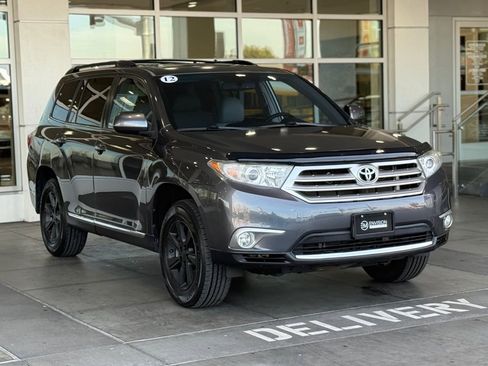 Used 2012 Toyota Highlander SE w/ Tow Pkg image 6