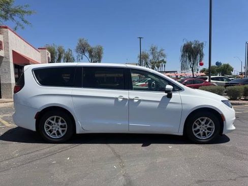 Used 2022 Chrysler Voyager LX FWD image 2