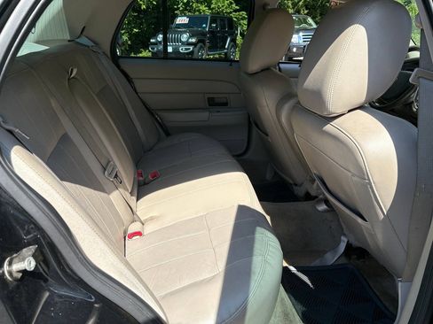 Used 2011 Ford Crown Victoria LX w/ Comfort Appearance Pkg RWD image 18