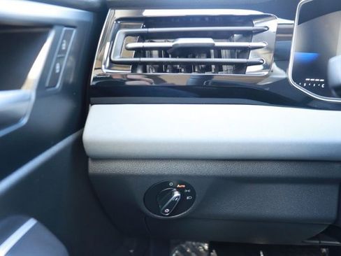 Used 2025 Volkswagen Jetta SE image 26