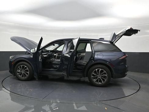 Used 2024 Lincoln Nautilus Premier AWD/4WD image 29