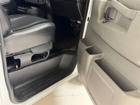 Used 2016 Chevrolet Express 2500 RWD image 40
