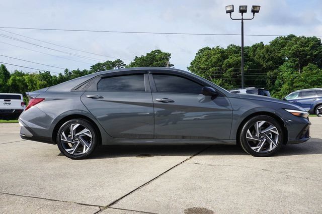 Used 2025 Hyundai Elantra SEL FWD image 3