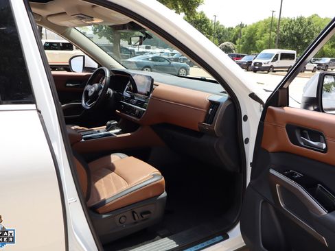 Used 2025 Nissan Pathfinder Platinum FWD image 31