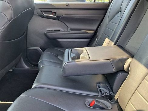 Used 2020 Toyota Highlander XLE AWD/4WD image 29
