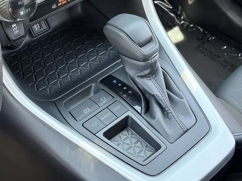 Used 2025 Toyota RAV4 XLE FWD image 31