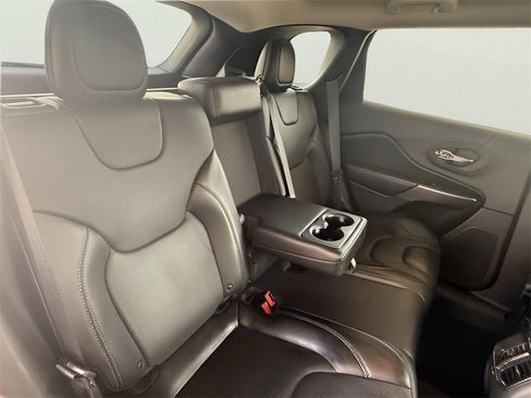 Used 2019 Jeep Cherokee Limited image 11