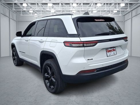 Certified 2023 Jeep Grand Cherokee Altitude image 3