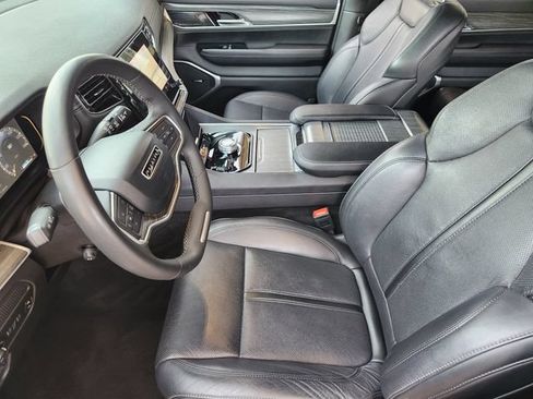Certified 2024 Jeep Wagoneer L Series II AWD/4WD image 12