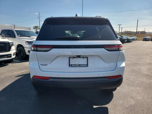 New 2026 Jeep Grand Cherokee Altitude image 7