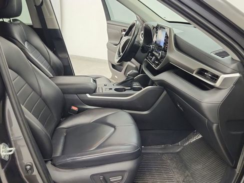 Used 2021 Toyota Highlander XLE FWD image 22