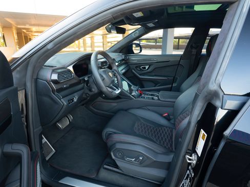 Used 2021 Lamborghini Urus AWD/4WD image 19