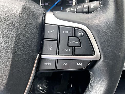 Used 2022 Toyota Highlander XLE AWD/4WD image 18