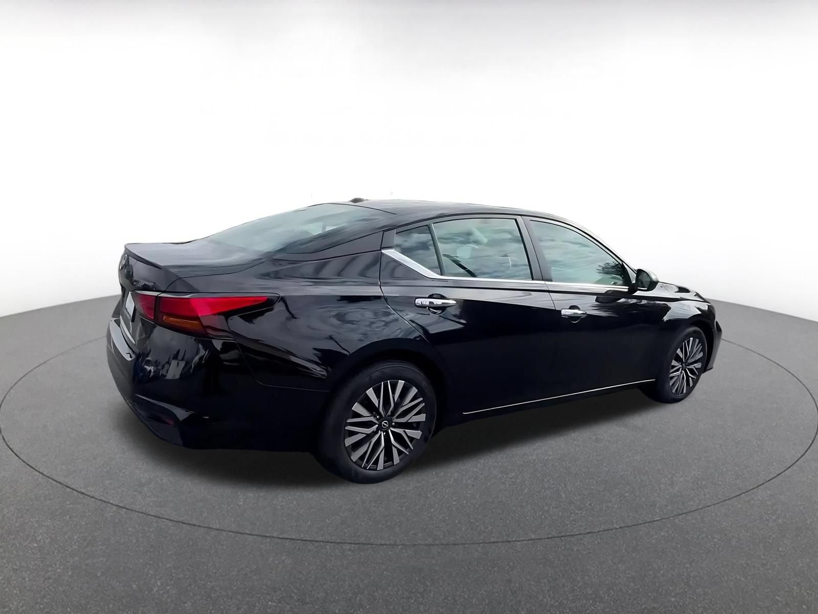 Used 2025 Nissan Altima 2.5 SV FWD image 13