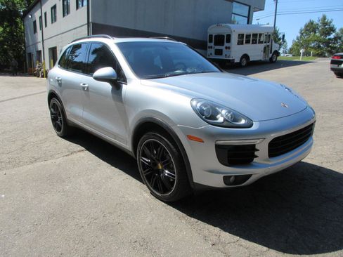 Used 2018 Porsche Cayenne S AWD/4WD image 7