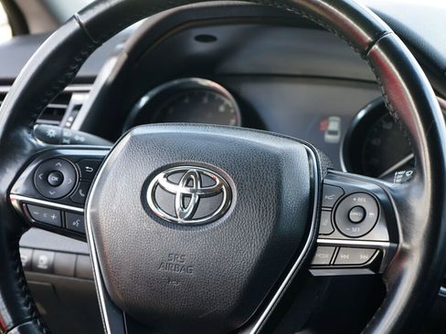 Used 2020 Toyota Camry XLE image 14