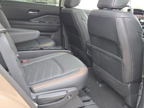 Used 2023 Nissan Pathfinder Platinum image 8