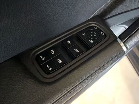 Used 2019 Porsche Cayenne AWD/4WD image 18