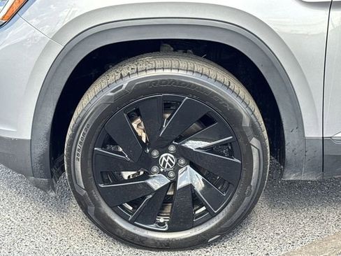 Used 2024 Volkswagen Atlas SE w/ Panoramic Sunroof Package image 23