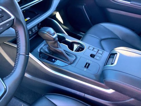 Used 2023 Toyota Highlander XLE image 16