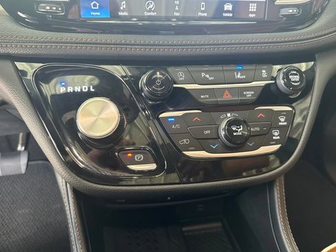 Used 2026 Chrysler Pacifica Pinnacle FWD image 13