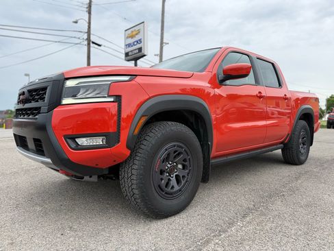 Used 2025 Nissan Frontier PRO-4X AWD/4WD image 2