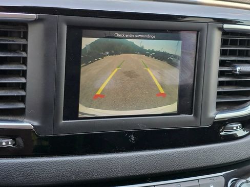 Used 2020 Chrysler Pacifica Touring-L FWD image 9