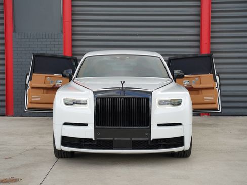 Used 2018 Rolls-Royce Phantom Extended Wheelbase RWD image 2