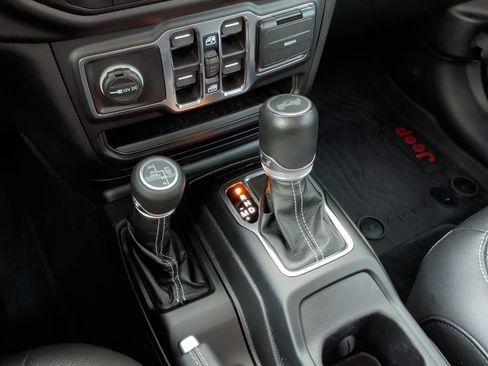 Used 2022 Jeep Wrangler Unlimited Sahara AWD/4WD image 19