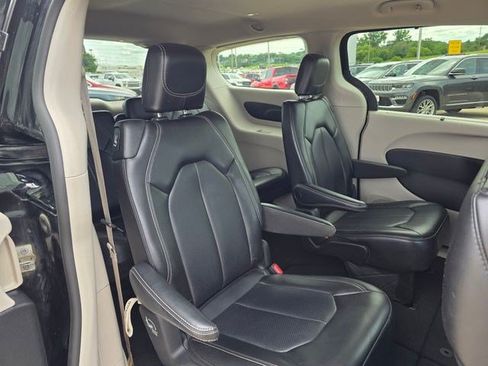 Certified 2023 Chrysler Pacifica Touring-L FWD image 15