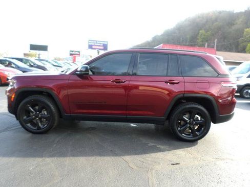 Used 2023 Jeep Grand Cherokee Altitude AWD/4WD image 9