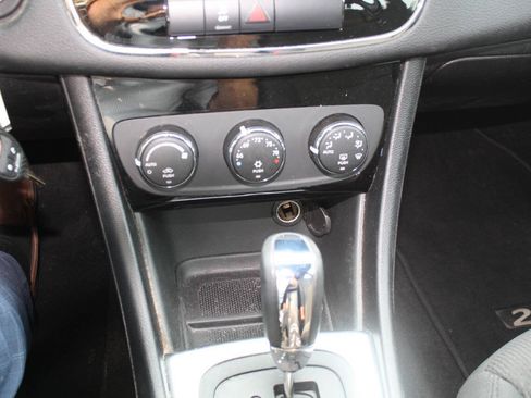 Used 2011 Chrysler 200 Touring FWD image 9