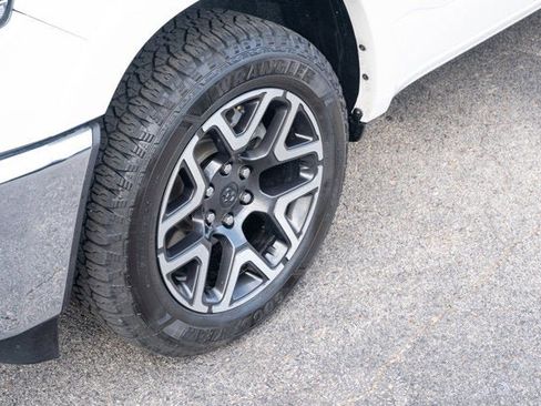 Used 2025 RAM 1500 Laramie AWD/4WD image 9