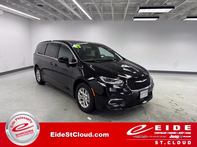 Used 2025 Chrysler Pacifica Select FWD image 1