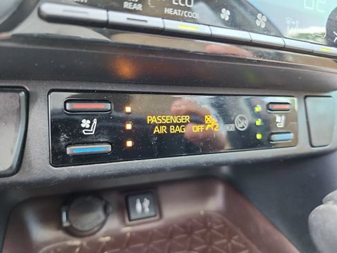 Used 2019 Toyota RAV4 Limited w/ Cold Weather Package FWD image 28