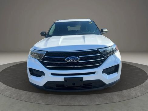 Used 2020 Ford Explorer XLT AWD/4WD image 2