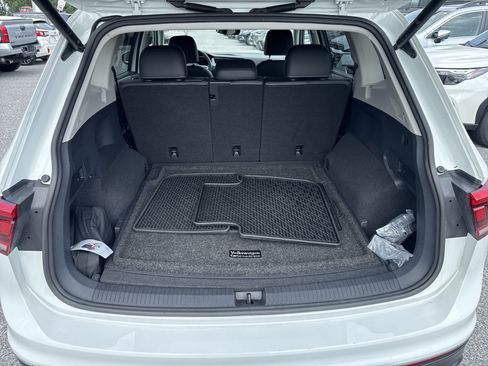 Used 2022 Volkswagen Tiguan SE AWD/4WD image 32