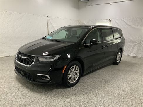 Used 2024 Chrysler Pacifica Touring-L FWD image 4