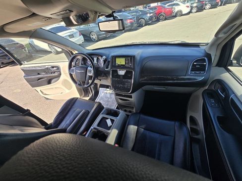 Used 2014 Chrysler Town & Country Touring-L w/ Driver Convenience Group image 49