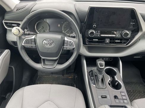 Used 2024 Toyota Highlander LE image 25