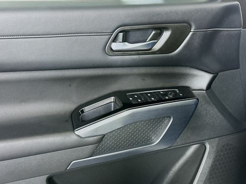 Used 2023 Nissan Pathfinder SL w/ Black Appearance Package FWD image 15
