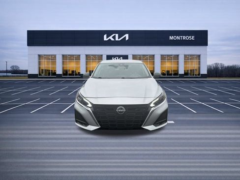 Used 2024 Nissan Altima 2.5 SV FWD image 2